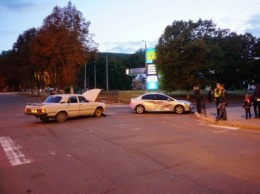 В Каменском в ДТП на аварийном перекрестке столкнулись "Honda" и "Волга"