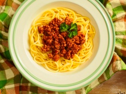 Котлетини и сосисонни: бренд соусов Dolmio запустил в России кампанию с упрощенными рецептами «итальянских блюд»