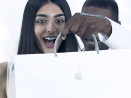 Американский комик выпустил рекламу бумажного пакета, запатентованного Apple