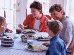Семейный ужин весьма положительно влияет на здоровье детей