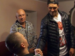 Александр Усик приехал поддержать криворожского боксера