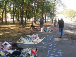 В сквере в центре Одессы бездомные организовали бизнес. Полиция в курсе, власти в доле (ФОТО)