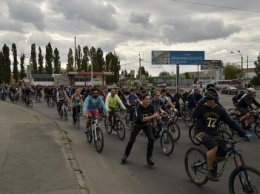 Велосипедисты колоной добрались на поселок Котовского и вернулись обратно в Одессу (ФОТО)