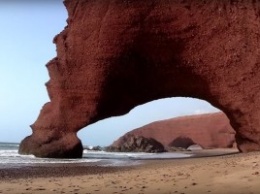 В Марокко рухнула знаменитая арка на пляже Легзира