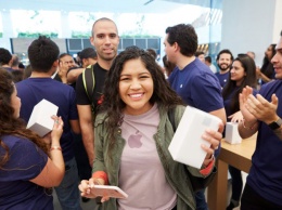 Фотофакт: тысячи человек пришли посмотреть открытие первого магазина Apple в Мексике