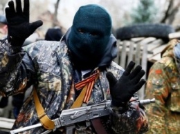 Жители Луганска задержали двух боевиков, которые пытались похитить железные ворота