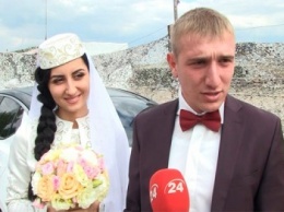 По дороге на КП "Чонгар" колонна участников митинга встретила крымско-татарскую свадьбу