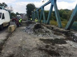 В Изюме ремонтируют мост через Северский Донец (ФОТО)