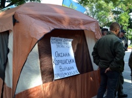 Жена Корчинского установила палатку-приемную возле одесской мэрии