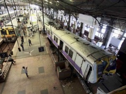 Пассажирский поезд взлетел в воздух в Индии (ВИДЕО)