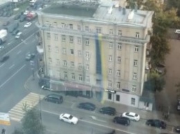 В центре Москвы вывесили огромный флаг Украины