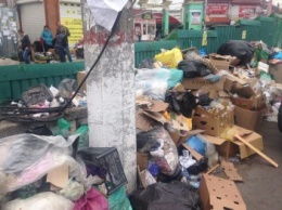 В Симферополе возле рынков не вывозят мусор (ФОТОФАКТ)