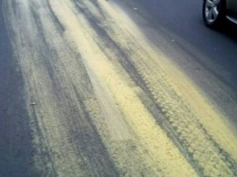 На Лукьяновке неизвестный опрокинул краску на дорожное покрытие (ФОТО)