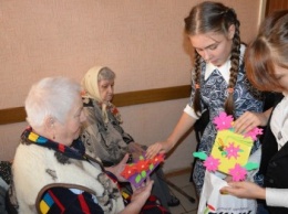 Жителей дома престарелых поздравили с Днем пожилого человека (ФОТОФАКТ)