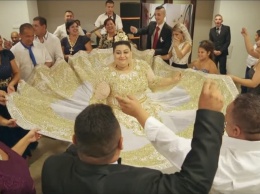 Видео шикарной цыганской свадьбы стало хитом интернета