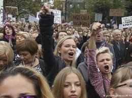 Тысячи поляков протестуют против полного запрета абортов