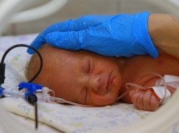 В Таджикистане достали новорожденного ребенка из общественного туалета