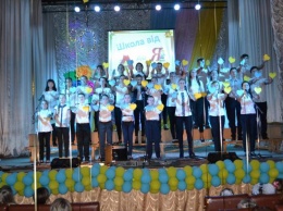 В Луганской области школа номер один во всем отпраздновала свой 80-летний юбилей