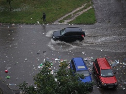 Журналист заснял плывущие по львовским улицам после дождя реки мусора