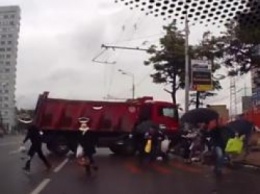 ДТП в Москве: грузовик чудом не задавил толпу людей... ВИДЕО