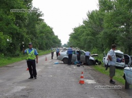 В Луганской области уснувший водитель Chevrolet Aveo в лобовую протаранил Renault Logan - погибли трое. ФОТО