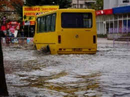 Сильный ливень в Каменском затопил улицы и частично парализовал движение транспорта