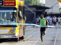 Ямайский спринтер Усейн Болт пробежался на перегонки с автобусом (фото дня)