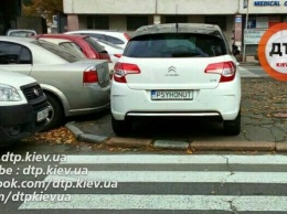 В Киеве автохам с номерами «Психонут» перекрыл тротуар