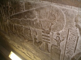 В одной из египетских пирамид обнаружили наскальный рисунок в виде лампочки
