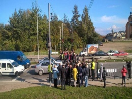 Под Львовом местные перекрывали трассу на Чоп из-за отмены маршрутного рейса в их село