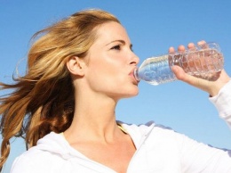 Ученые рассказали, действительно ли людям нужно два литра воды в день