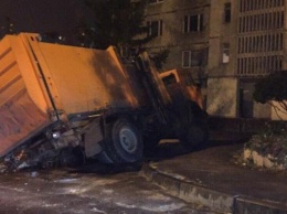 На Алексеевке мусоровоз провалился под землю