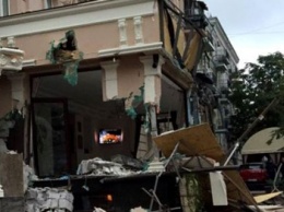 В центре Киева коммунальщики снесли часть ресторана (ФОТО)