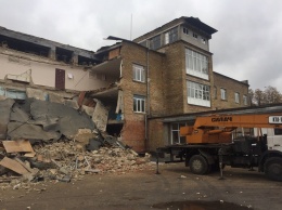 На Киевщине в Василькове обвалилась школа: подробности инцидента (Видео)