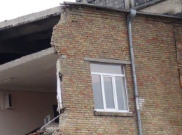 В Василькове разобрали завалы в школе, где обрушилась стена