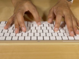 На видео засветился прототип новой клавиатуры Apple с клавишами-дисплеями