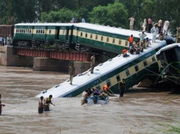 В Пакистане пассажирский состав сорвался в реку, погибли 19 человек