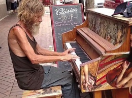 Сеть "взорвало" видео на котором бездомный играет на пианино (ВИДЕО)