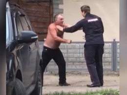 В Подмосковье правоохранитель дрался с полуголым мужчиной