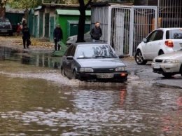 В Одессе подтопило Пересыпь, транспорт стоит в пробках