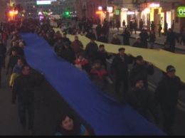 "Слава Защитникам Украины": харьковчане прошлись маршем по городу со стометровым флагом