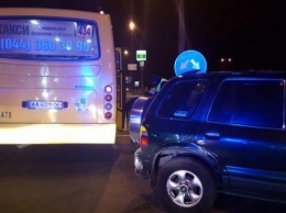 В Киеве маршрутка перевернула авто: водитель Kia обвинил спасателей в краже