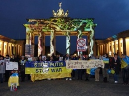 В Берлине требовали от Путина прекратить войну и освободить политзаключенных