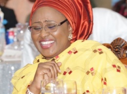 Президент Нигерии за политику отправил жену на кухню