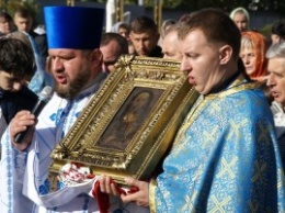В Закарпатье после молебна по погибшим в АТО замироточила икона Христа Спасителя