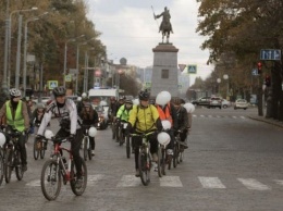 Харьков: участники велопробега в британском стиле ратовали за велодорожку