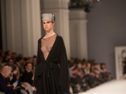 Обнаженная грудь 4-го размера стала хитом на неделе моды в Киеве (18+)