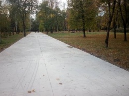 В парке Юбилейный прокладывают дорогу из потрескавшихся плит (ФОТО)