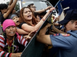 На Филиппинах полицейские врезались в толпу на фургоне (фото, видео)