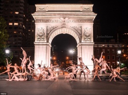 Сотни балерин по всему миру разделись для грандиозной фотосессии (фото)